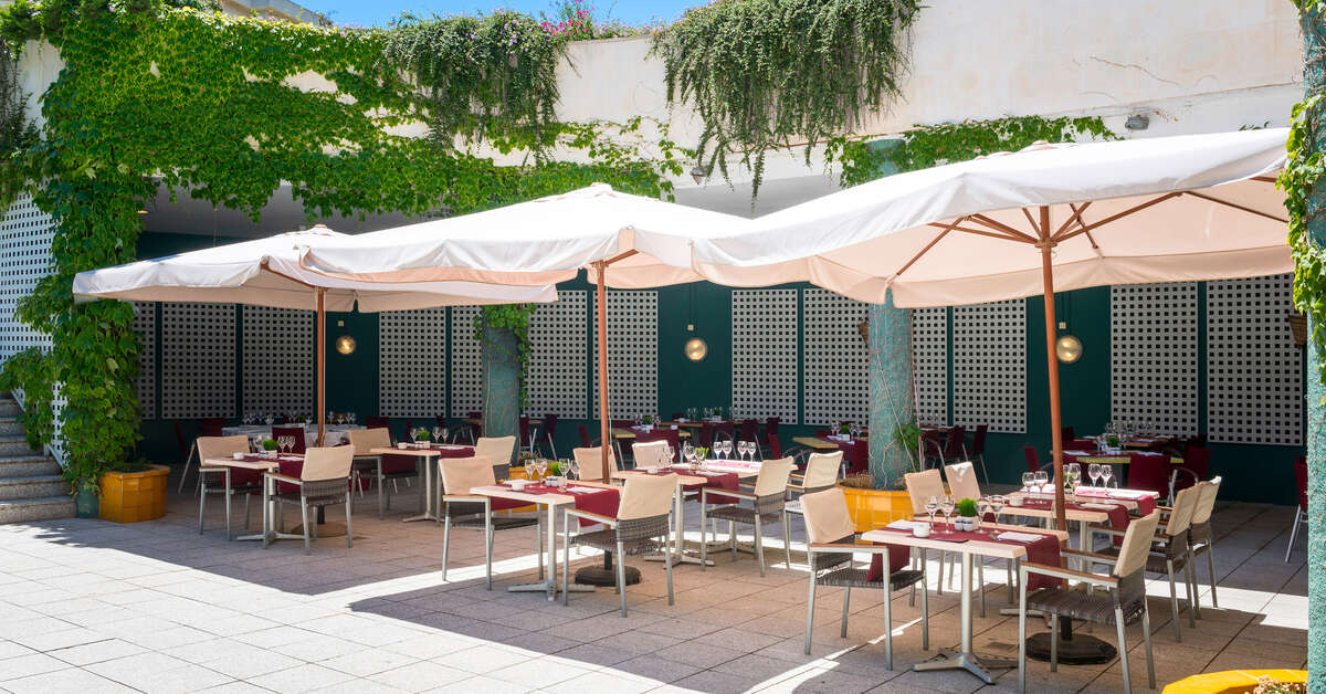 Een foto van het terras bij Sol Port Cambrils Hotel