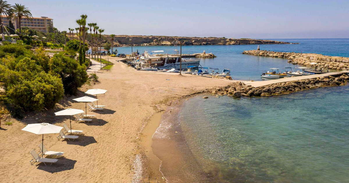 Een foto van het strand bij Coral Beach Hotel & Resort