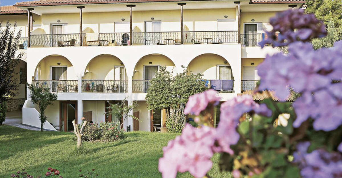 Een foto van de buitenkant van Portes Beach Hotel