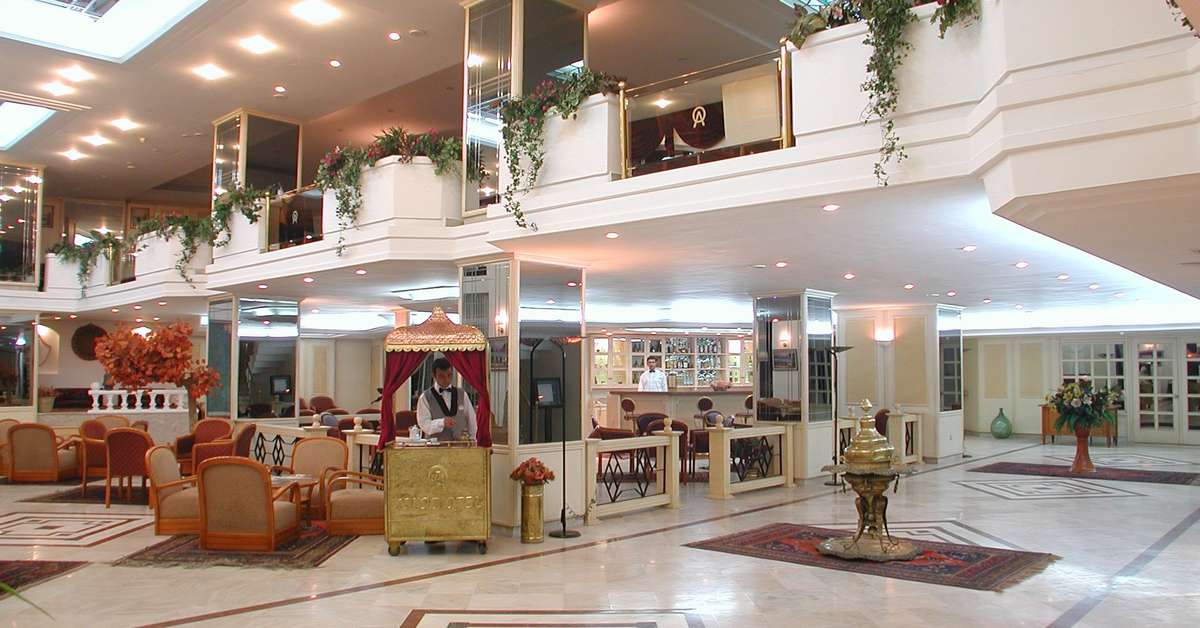 Een foto van het interieur van Askoc Hotel