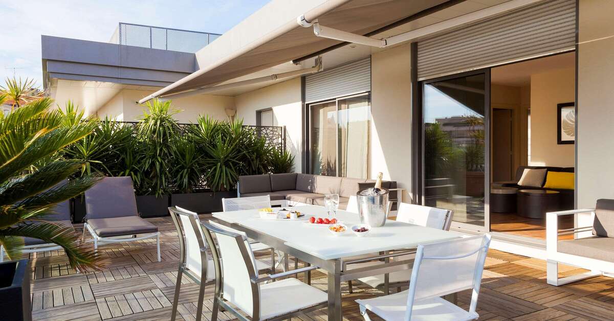 Een foto van het terras bij Neho Suites Cannes Croisette