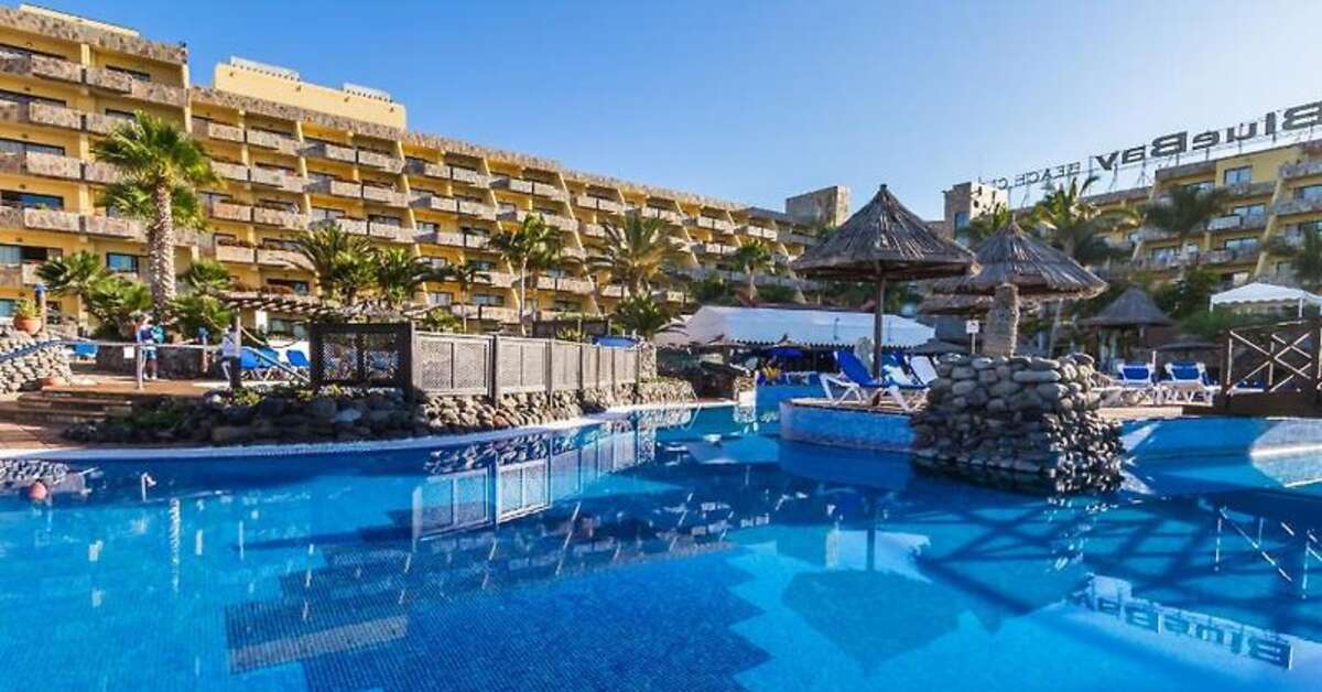 Een foto van het zwembad bij BlueBay Beach Club