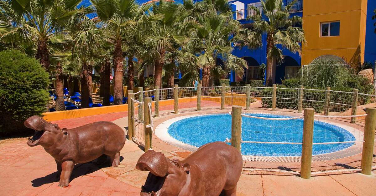 Een foto van het zwembad bij Playaballena Hotel