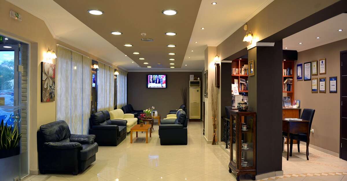 Een foto van het interieur van Planos Beach Hotel