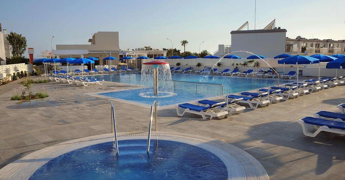 Een foto van het zwembad bij Euronapa Hotel Appartementen