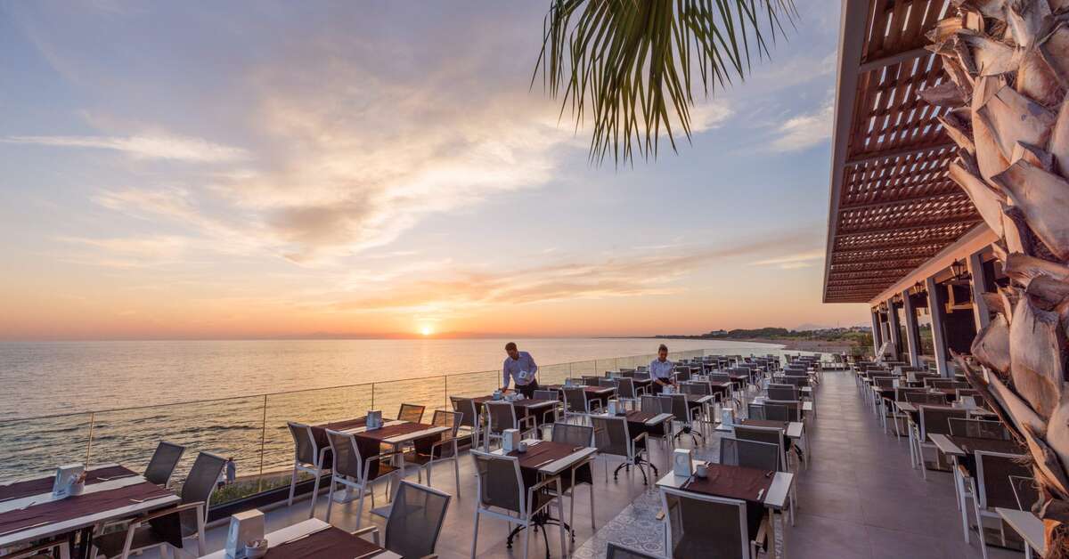 Een foto van het terras bij Flora Garden Beach Hotel