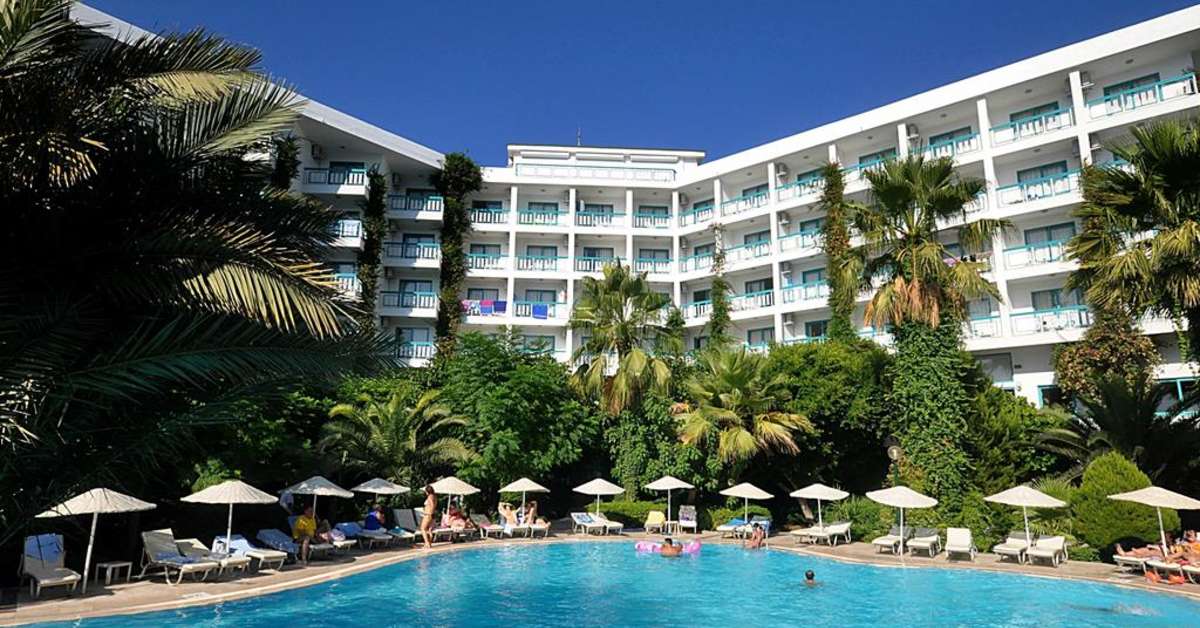 Een foto van het zwembad bij Tropical Beach Hotel