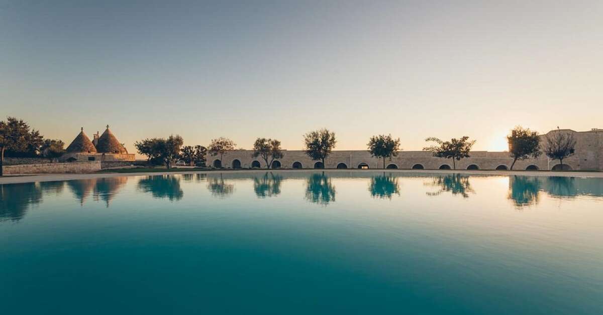 Een foto van het zwembad bij Masseria Grieco