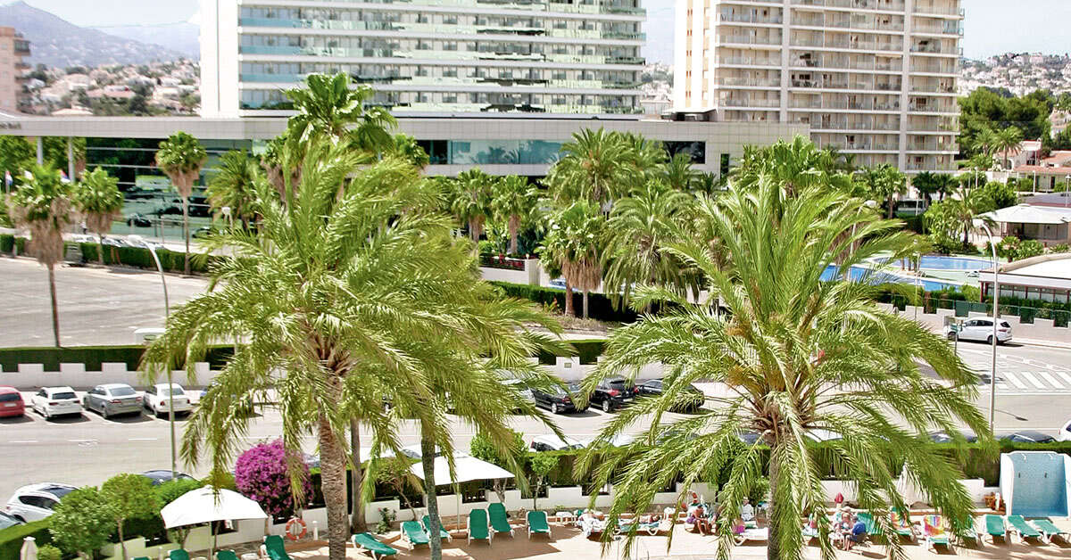 Een foto van het zwembad bij AR Roca Esmeralda & Spa