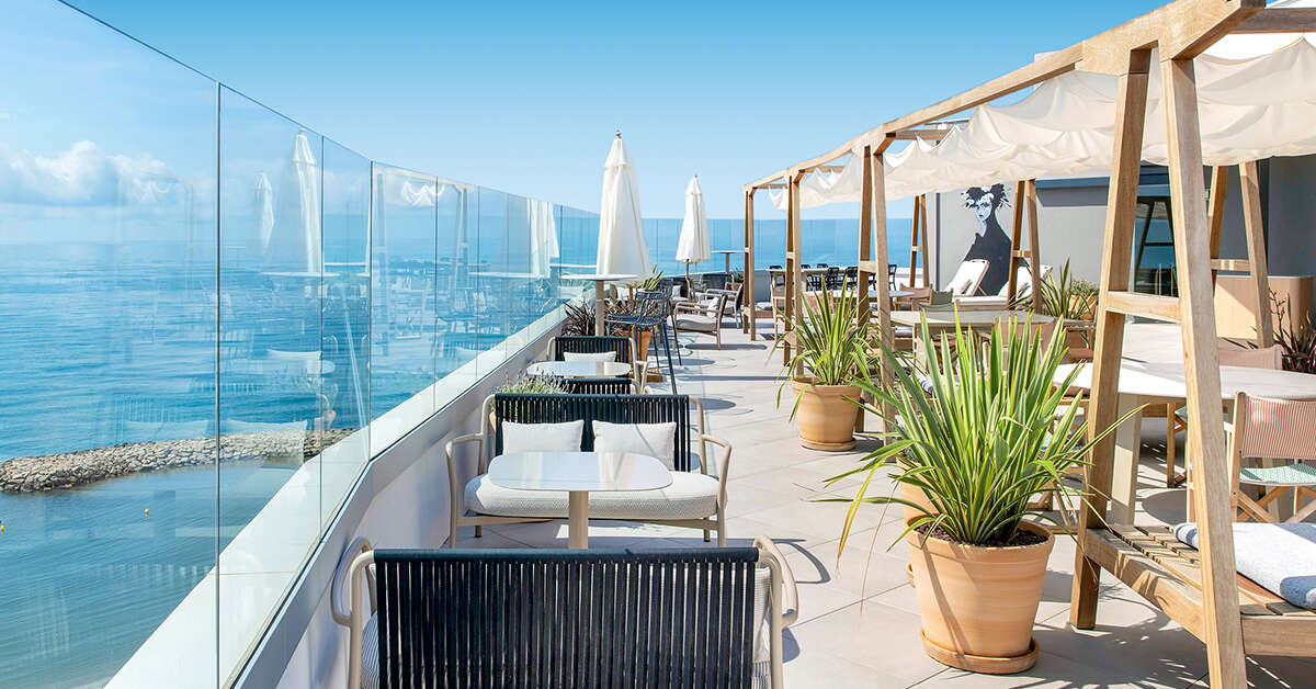 Een foto van het terras bij ME Sitges Terramar