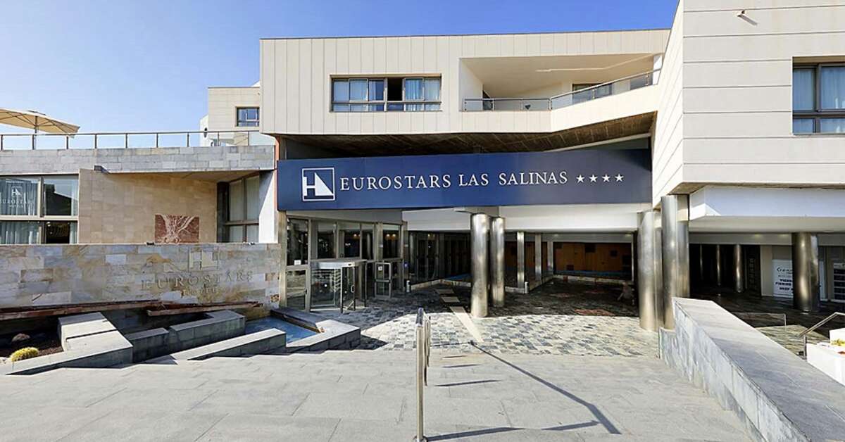 Een foto van de buitenkant van Eurostars Las Salinas