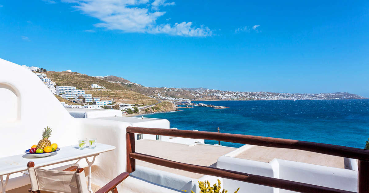 Een foto van het terras bij Mykonos Princess Hotel