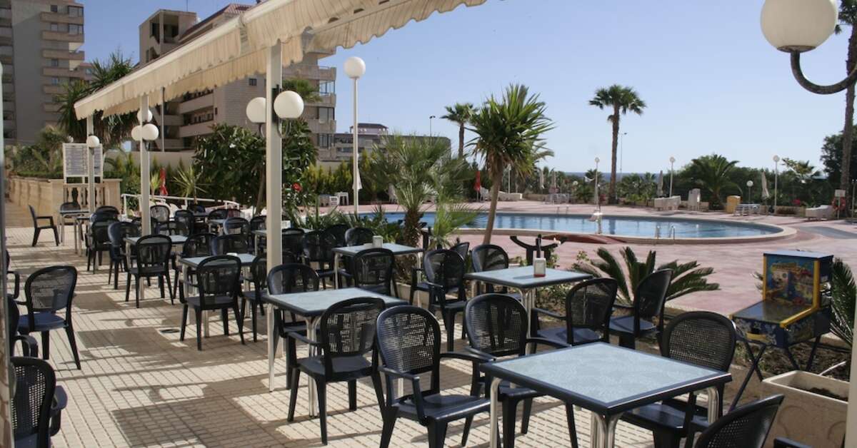 Een foto van het terras bij Hotel Playas de Torrevieja