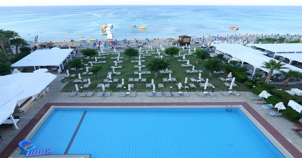 Ein Foto vom Pool im Iliada Beach Hotel
