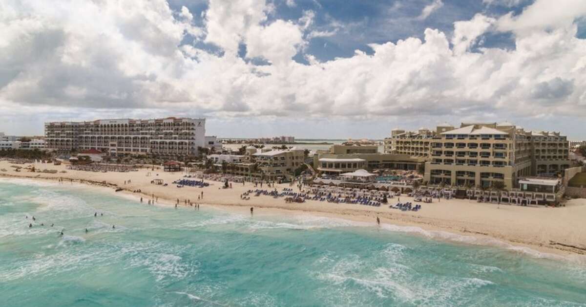 Een foto van de buitenkant van Panama Jack Resorts Gran Caribe Cancun