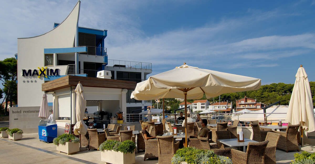 Een foto van de buitenkant van Hotel Maxim