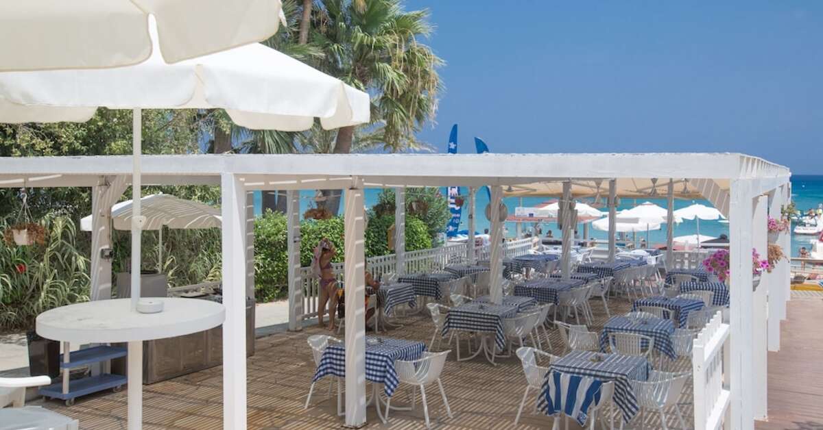 Ein Foto von der Terrasse im Iliada Beach Hotel