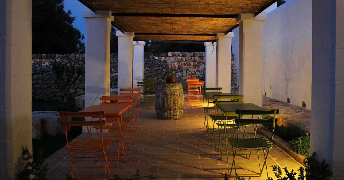 Een foto van het terras bij Masseria Corte degli Asini