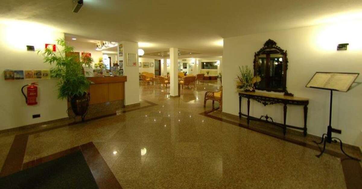 Een foto van het interieur van Aparthotel do Golfe