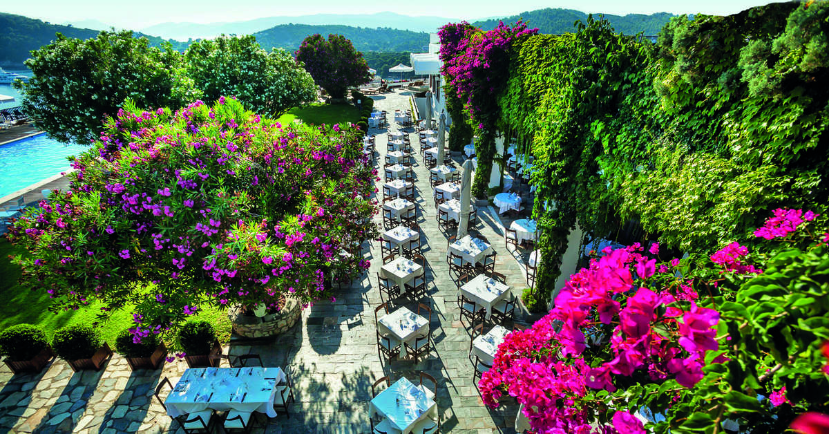 Een foto van het terras bij Skiathos Palace Hotel