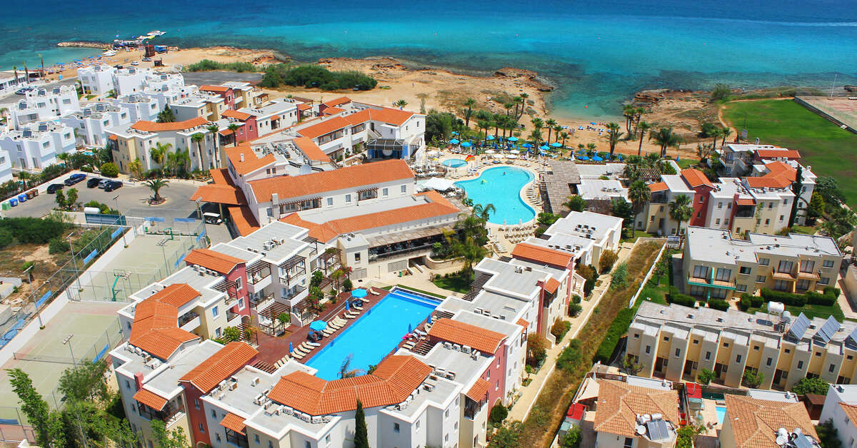 Een foto van het zwembad bij Louis Althea Beach
