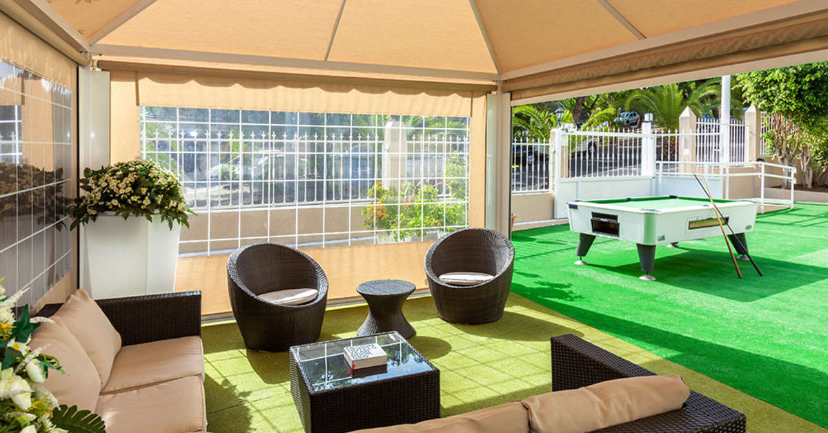 Een foto van het terras bij Aparthotel Dragos del Norte