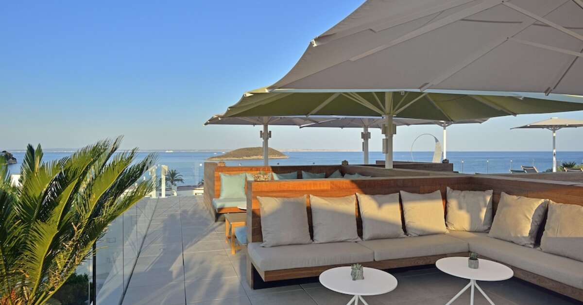 Een foto van het terras bij Innside by Melia Calvia Beach