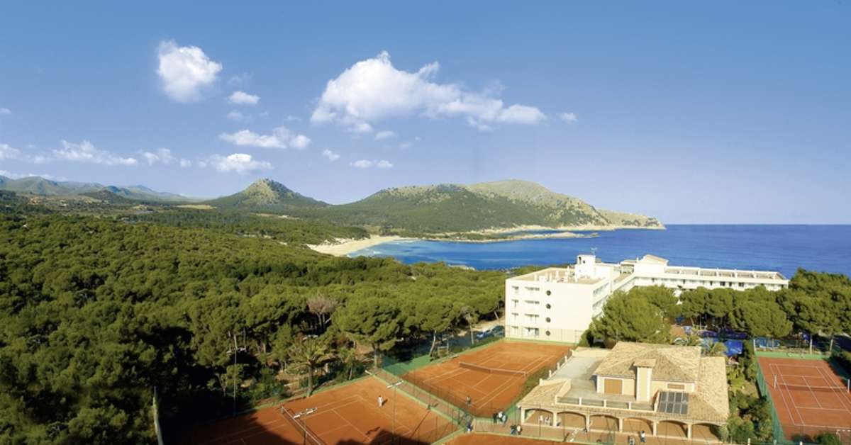 Een foto van de buitenkant van S'Entrador Playa Hotel & Spa
