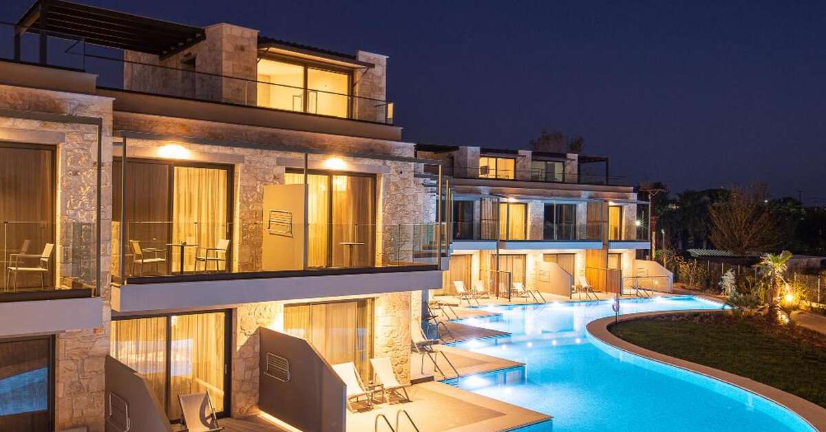 Een foto van het zwembad bij Portes Lithos Luxury Resort