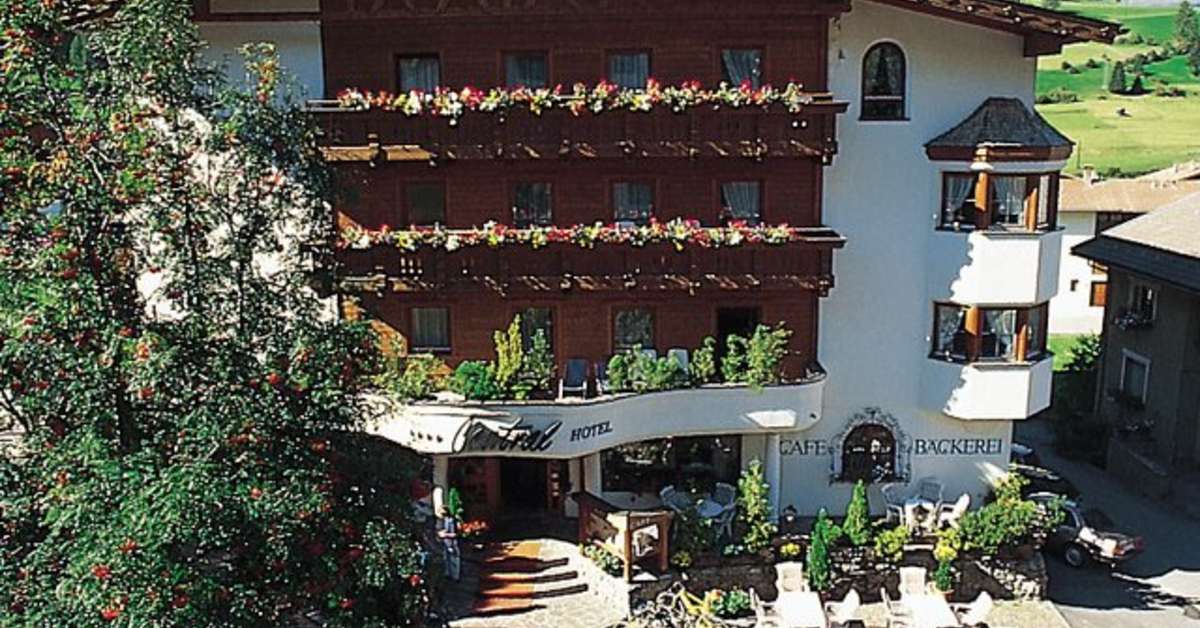 Een foto van de buitenkant van Central Alpen Comfort Hotel