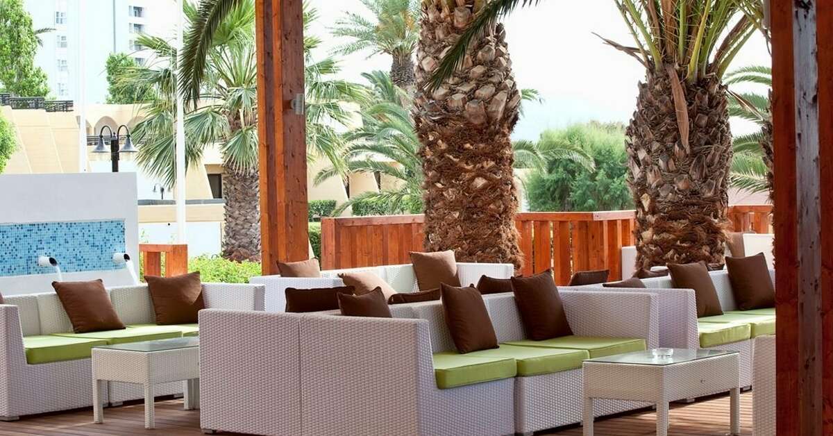 Een foto van het terras bij Sol Cosmopolitan Rhodes