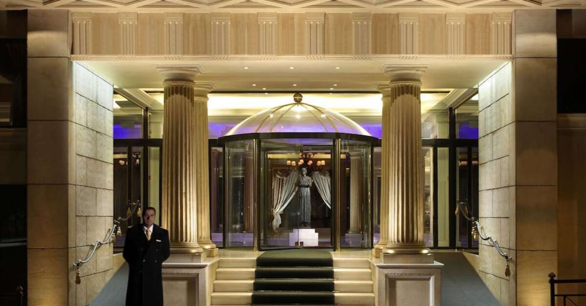 Een foto van de buitenkant van Hotel Royal Olympic