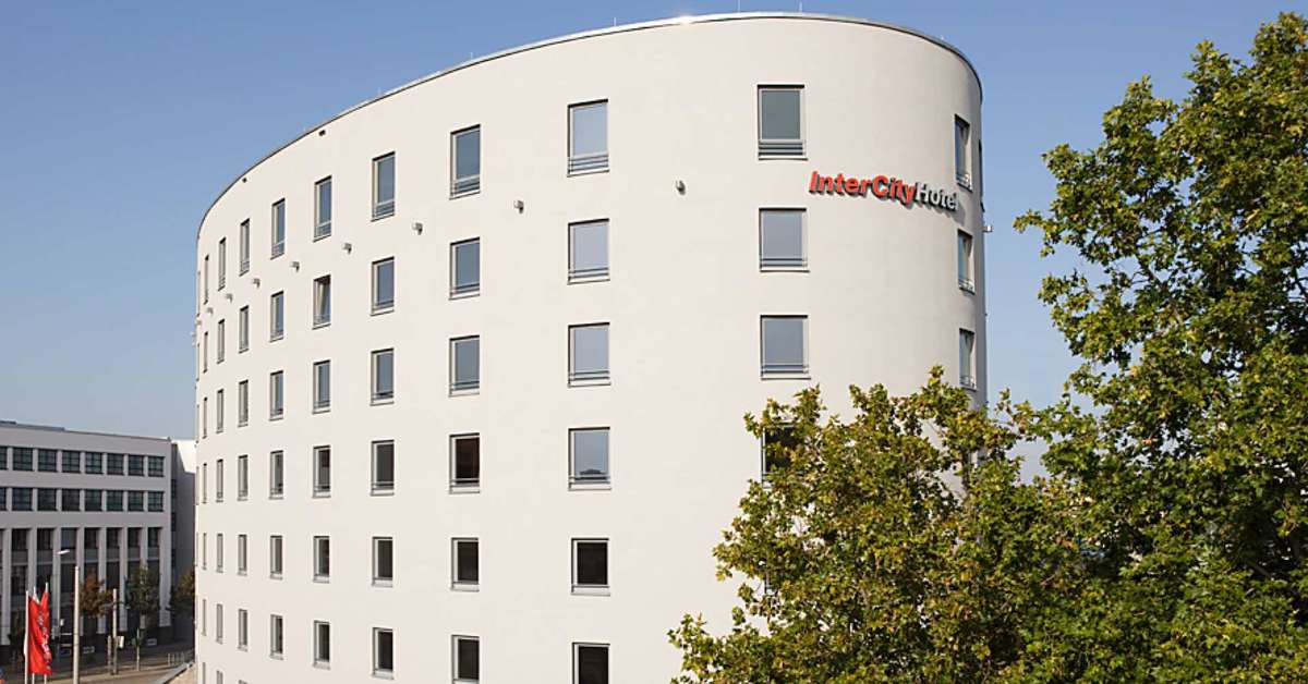 Een foto van de buitenkant van IntercityHotel Mainz