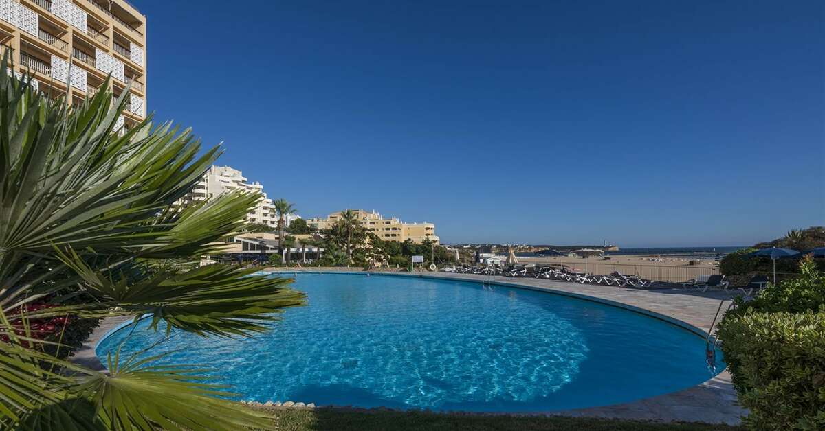 Een foto van het zwembad bij Algarve Casino Hotel