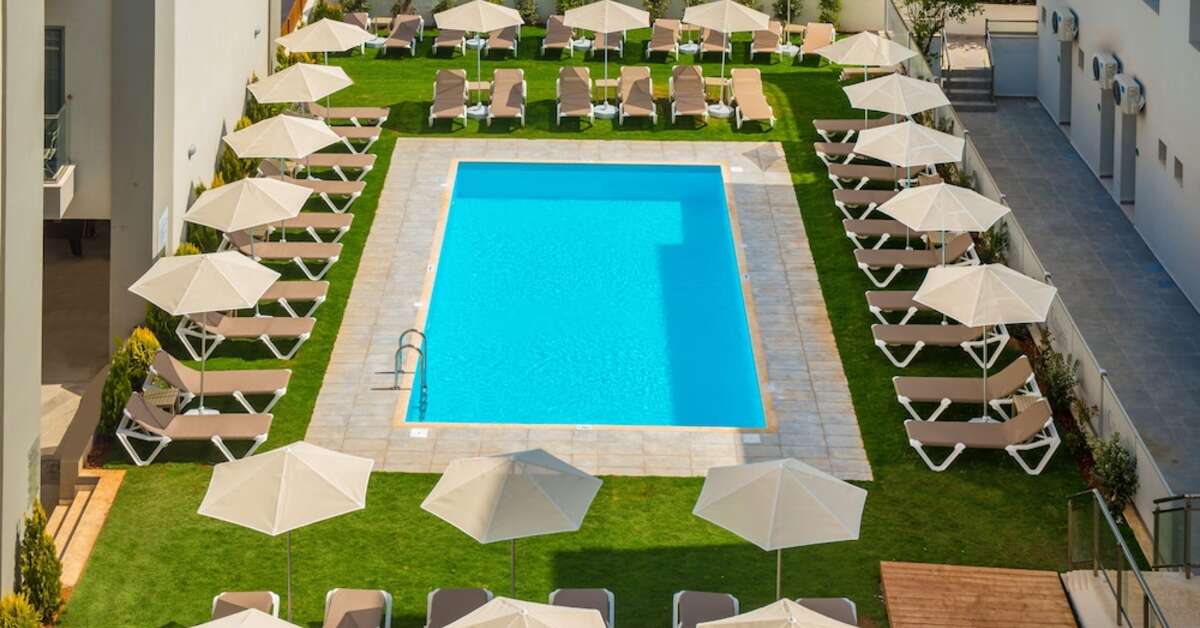 Een foto van het zwembad bij City Green Hotel