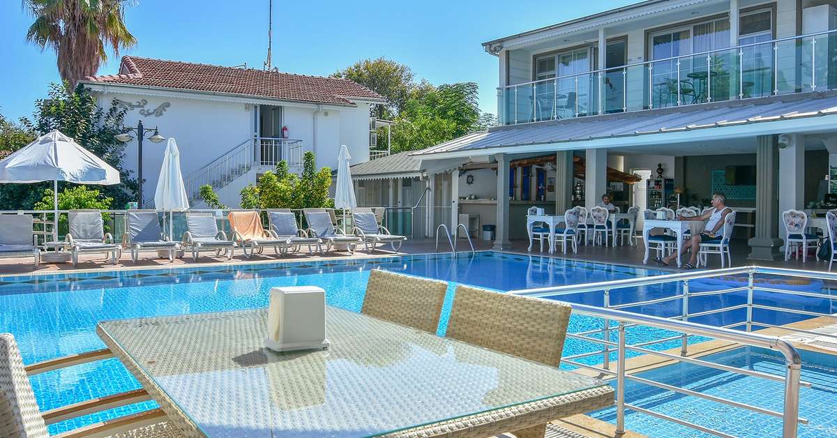 Een foto van het zwembad bij Altinkum Bungalows