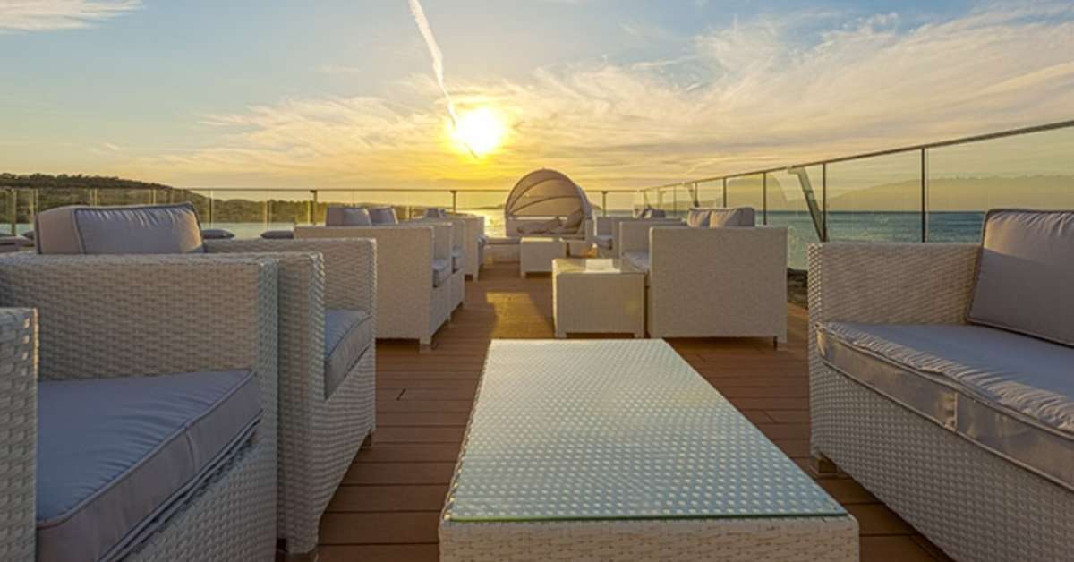 Een foto van het terras bij Sirenis Seaview Country Club