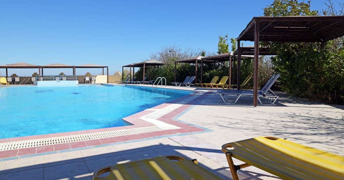 Ein Foto vom Pool im Telhinis Hotel