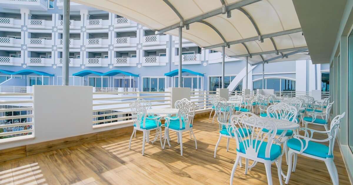 Een foto van het terras bij Limak Cyprus Deluxe Hotel