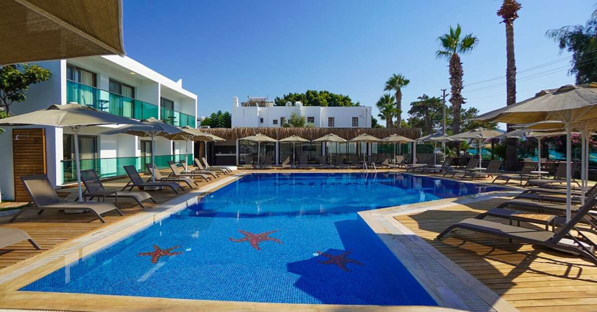 Een foto van het zwembad bij Yalipark Beach Hotel