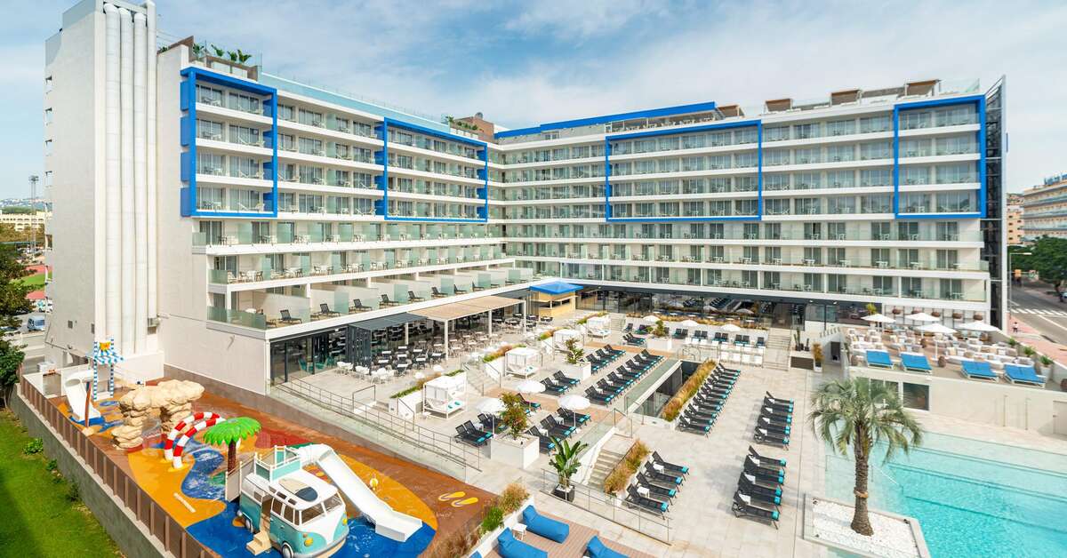 Een foto van de buitenkant van L'Azure Hotel