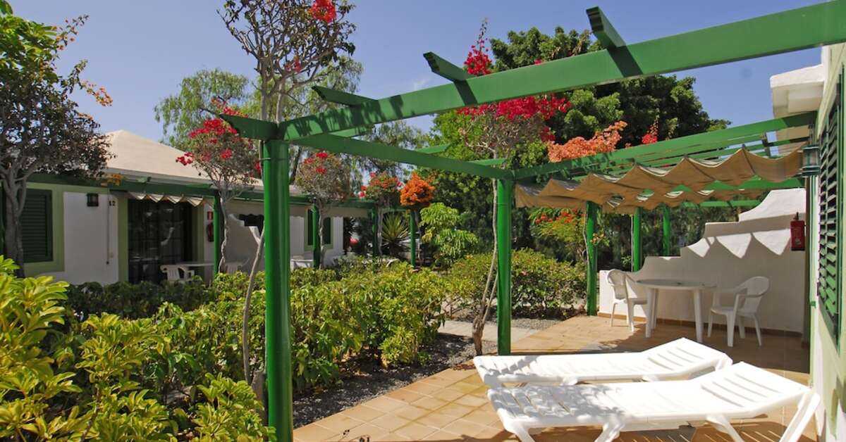 Een foto van het terras bij Cordial Sandy Golf Bungalows