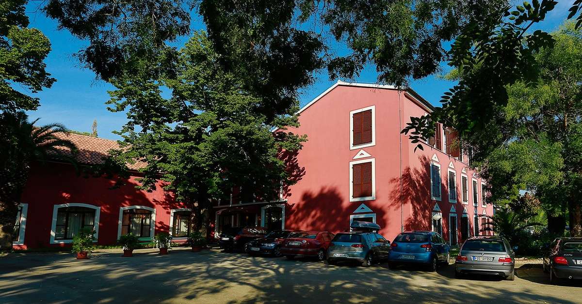 Een foto van de buitenkant van Villa Donat