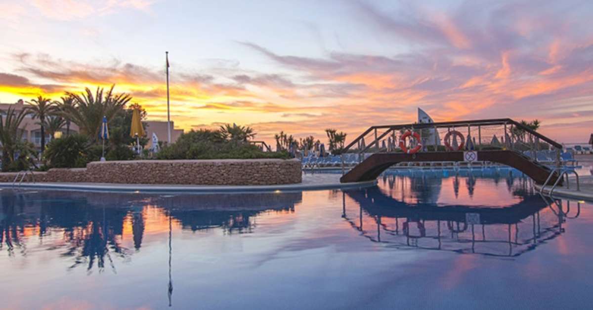 Een foto van het zwembad bij Sirenis Seaview Country Club