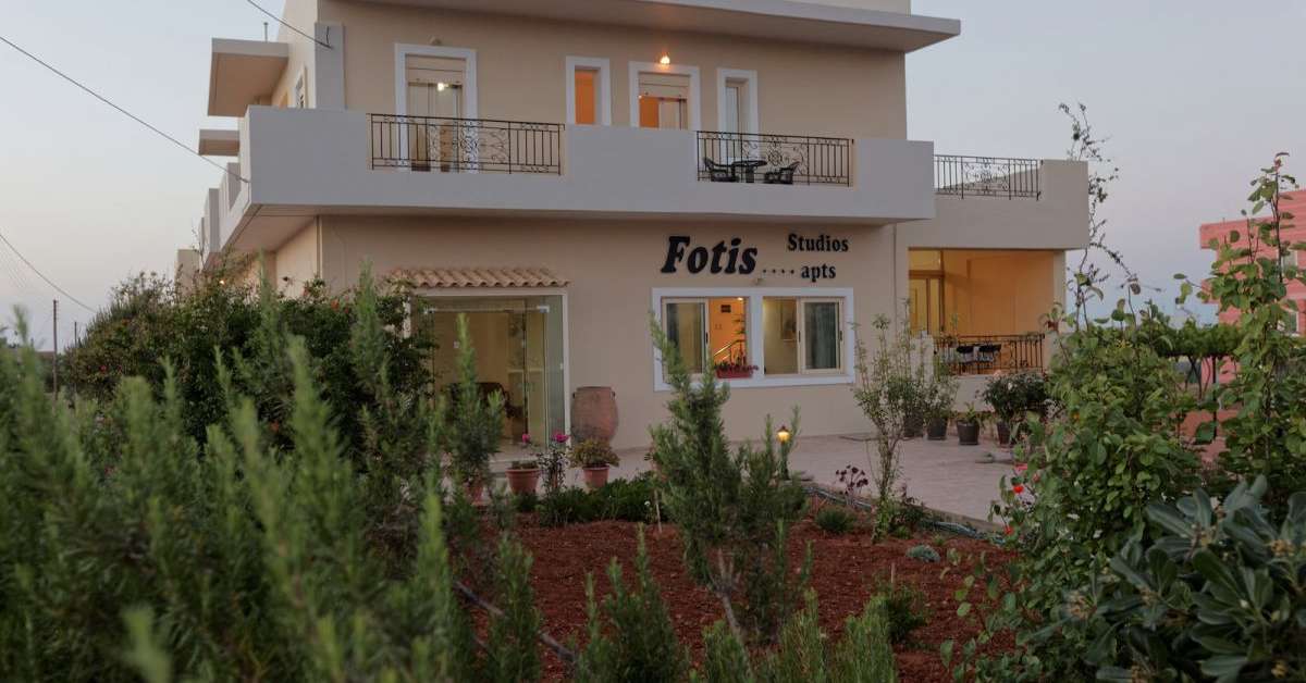 Een foto van de buitenkant van Fotis Studios & Appartementen