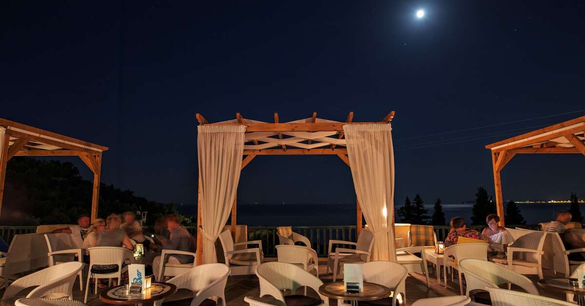 Ein Foto von der Terrasse im Corfu Aquamarine Hotel