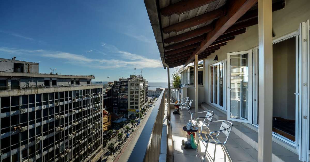 Een foto van het terras bij Astoria Hotel Thessaloniki