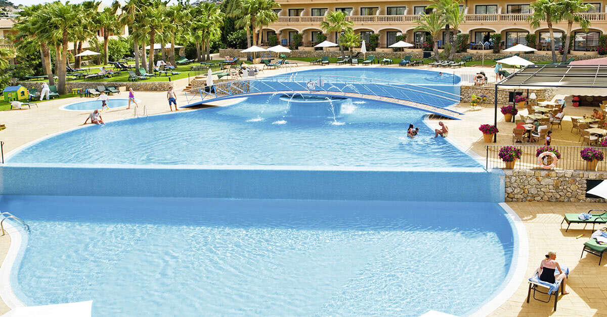 Ein Foto vom Pool im Mon Port Hotel & Spa