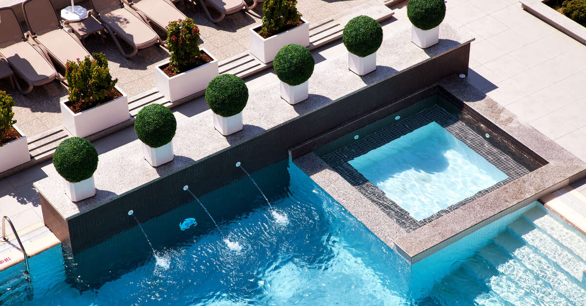 Een foto van het zwembad bij Green Garden Suites