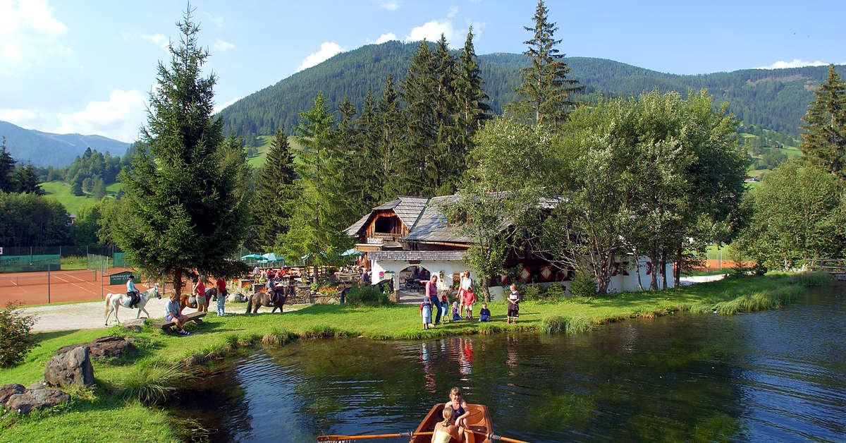 Een foto van de buitenkant van Hotel Trattlerhof